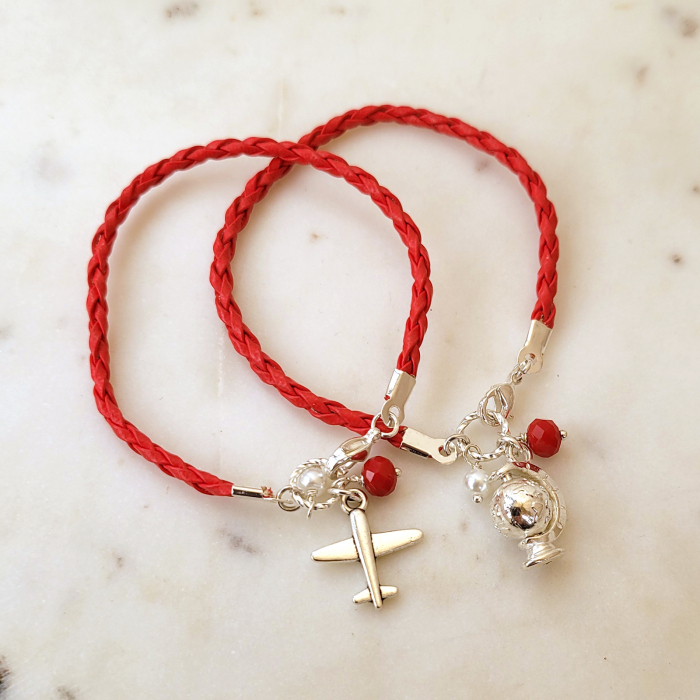 Bratara martisor cu snur impletit rosu, charm avion si perlute [5]