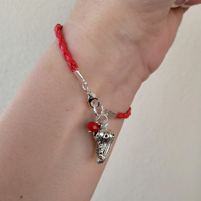 Bratara martisor cu snur impletit rosu, charm tenesi si perlute [2]