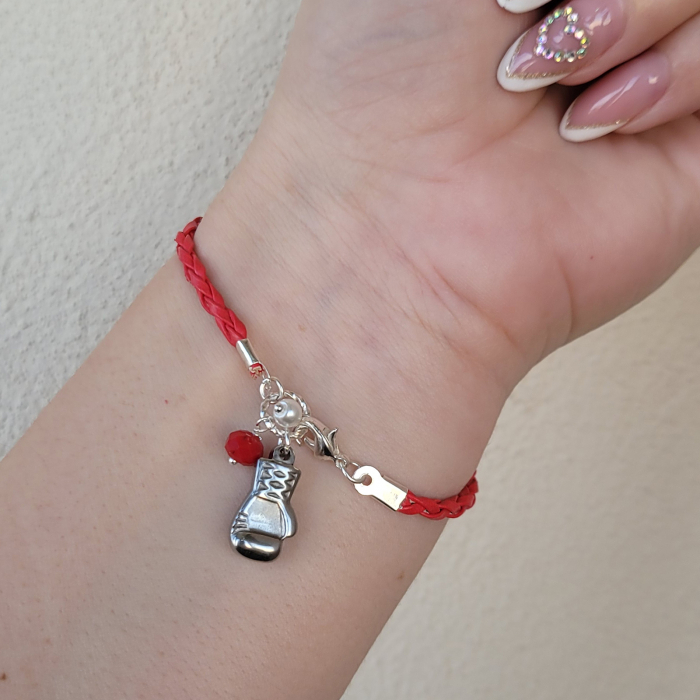 Bratara martisor cu snur impletit rosu, charm glob pamantesc si perlute [2]