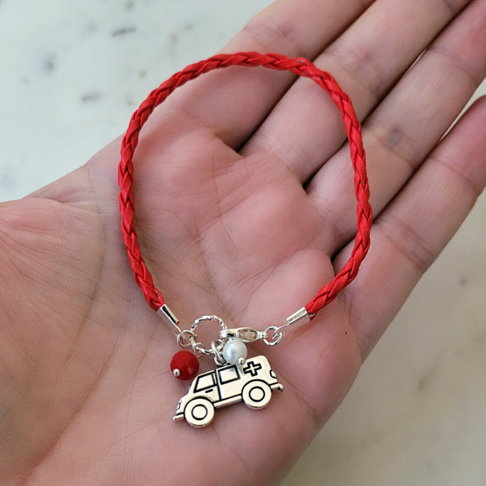Bratara martisor cu snur impletit rosu, charm ambulata si perlute [3]