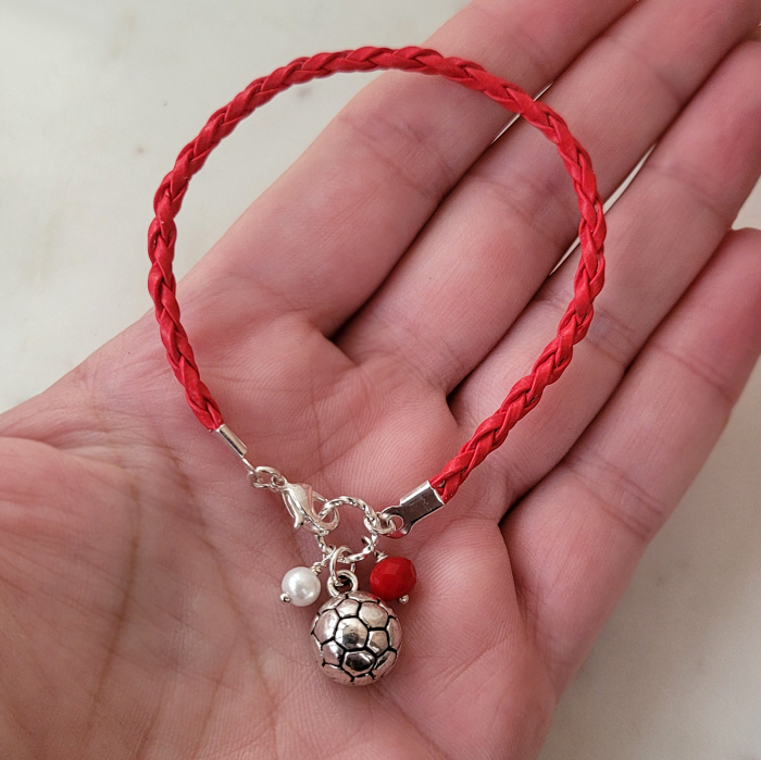 Bratara martisor cu snur impletit rosu, charm minge de fotbal si perlute [2]