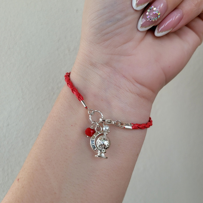 Bratara martisor cu snur impletit rosu, charm glob pamantesc si perlute [3]
