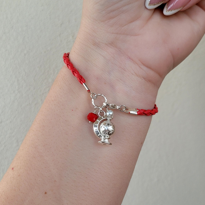 Bratara martisor cu snur impletit rosu, charm glob pamantesc si perlute [2]