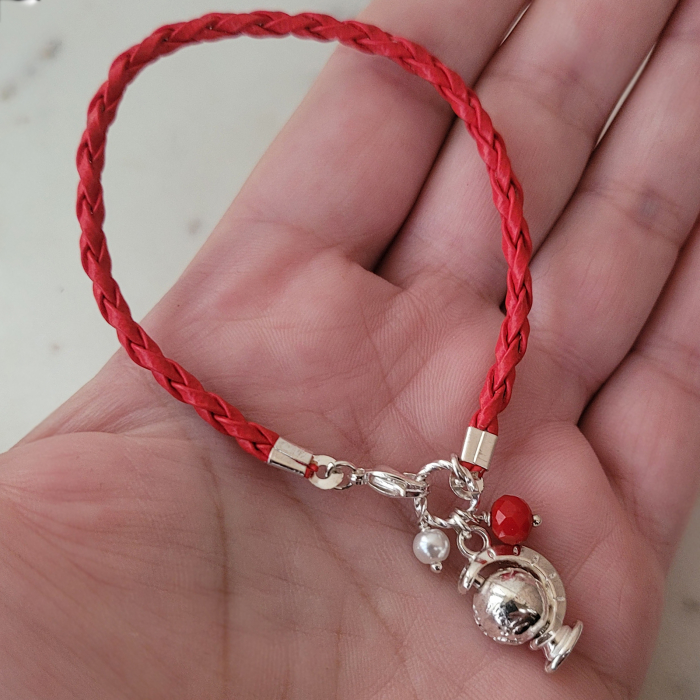 Bratara martisor cu snur impletit rosu, charm glob pamantesc si perlute [4]