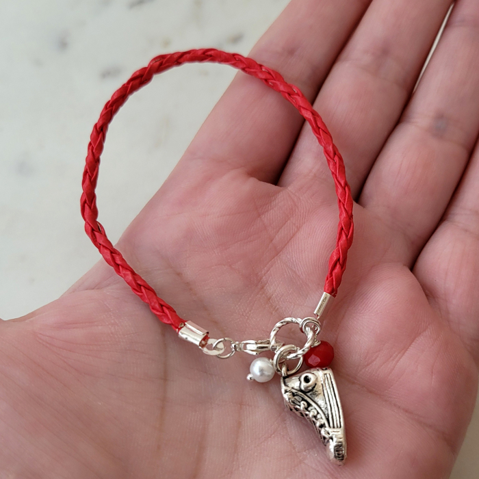 Bratara martisor cu snur impletit rosu, charm tenesi si perlute [5]