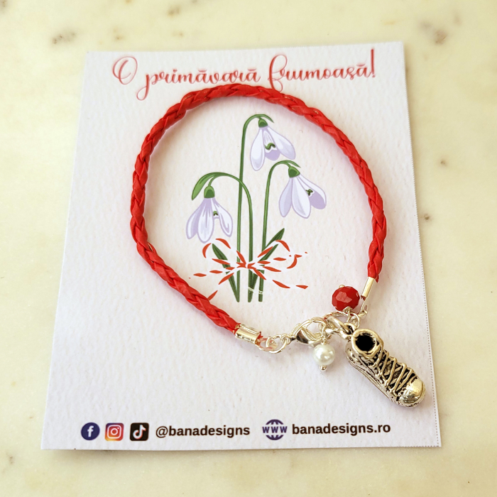 Bratara martisor cu snur impletit rosu, charm tenesi si perlute [3]