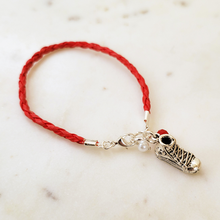 Bratara martisor cu snur impletit rosu, charm tenesi si perlute [4]