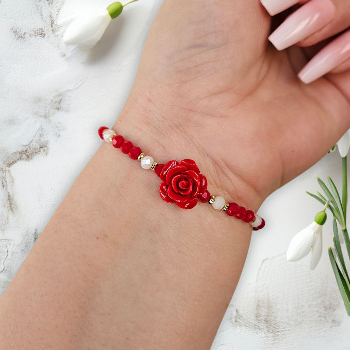 Bratara martisor cu trandafir, cristale rosii si margele texturate placate cu aur de 18K [2]