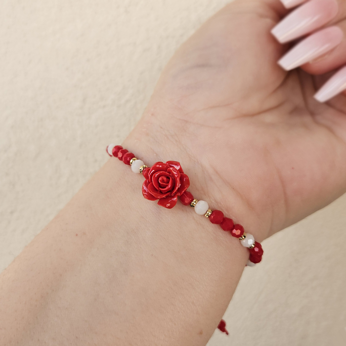 Bratara martisor cu trandafir, cristale rosii si margele texturate placate cu aur de 18K [6]