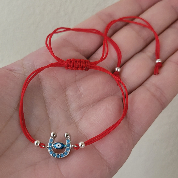 Bratara Martisor potcoava cu ochi protector, placata platina, decorata cu cristale Cubic Zirconia, culoare turcoaz, cu snur ajustabil de culoare rosu. [3]