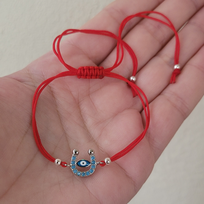 Bratara Martisor potcoava cu ochi protector, placata platina, decorata cu cristale Cubic Zirconia, culoare turcoaz, cu snur ajustabil de culoare rosu. [4]