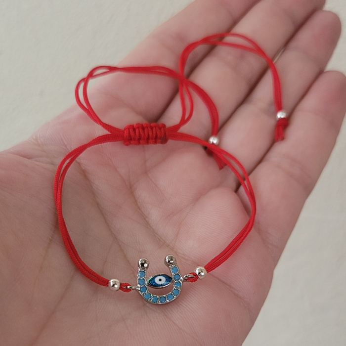 Bratara Martisor potcoava cu ochi protector, placata platina, decorata cu cristale Cubic Zirconia, culoare turcoaz, cu snur ajustabil de culoare rosu. [5]