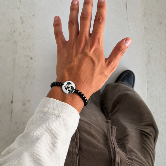 Brățară personalizată cu fotografie gravată pe bănuț din inox 304, onix negru natural 6 mm, șnur reglabil. Cadou elegant, premium și plin de semnificație. [2]