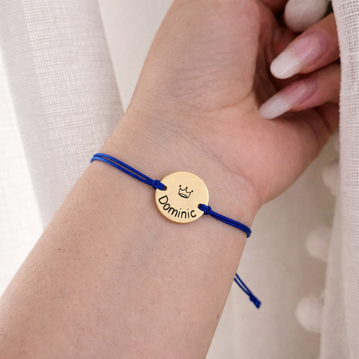 Bratara personalizata cu nume gravat pe banut placat cu aur, cu inchidere macrame ajustabila [2]