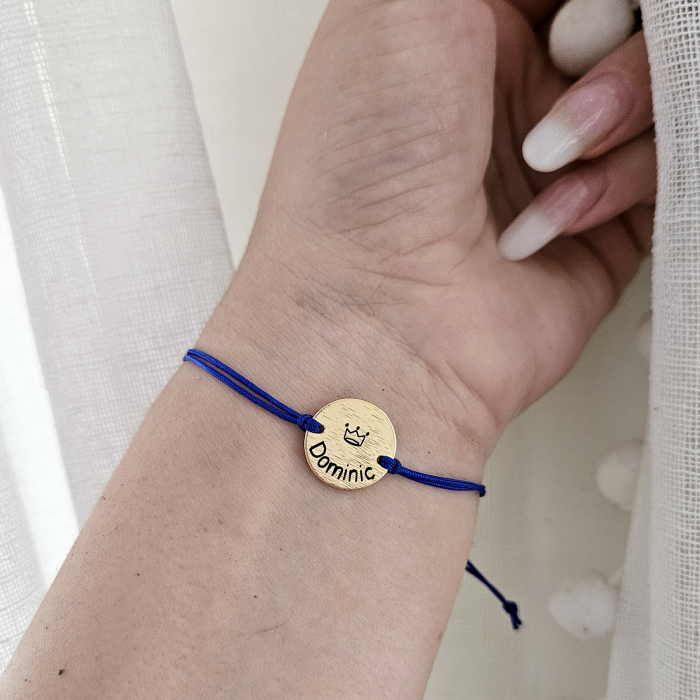 Bratara personalizata cu nume gravat pe banut placat cu aur, cu inchidere macrame ajustabila [2]