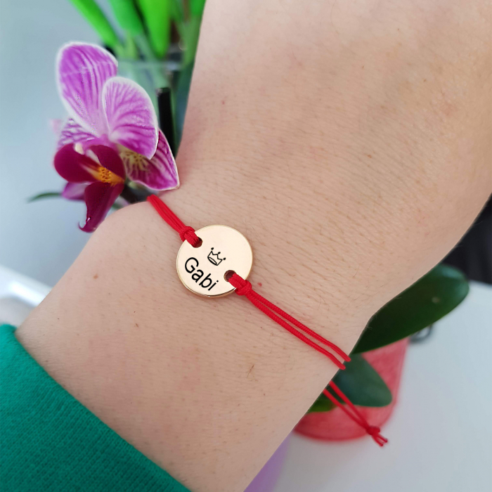 Bratara personalizata cu nume gravat pe banut placat cu aur, cu inchidere macrame ajustabila [7]