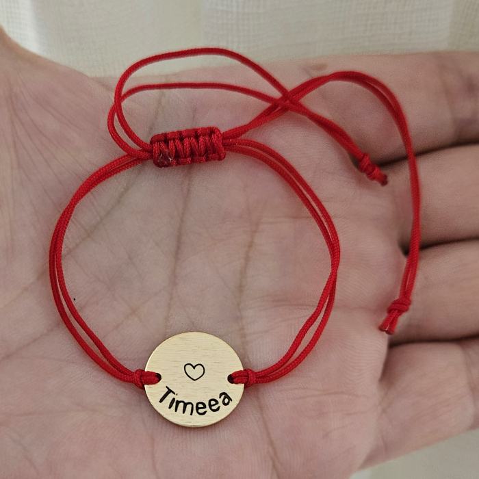 Bratara personalizata cu nume gravat pe banut placat cu aur, cu inchidere macrame ajustabila [8]