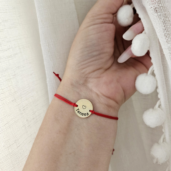 Bratara personalizata cu nume gravat pe banut placat cu aur, cu inchidere macrame ajustabila [9]