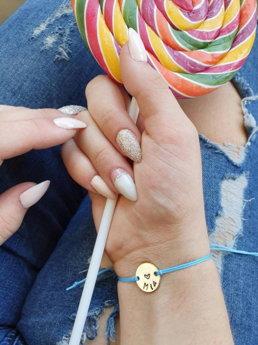 Bratara personalizata cu nume gravat pe banut placat cu platina, cu inchidere macrame ajustabila [8]