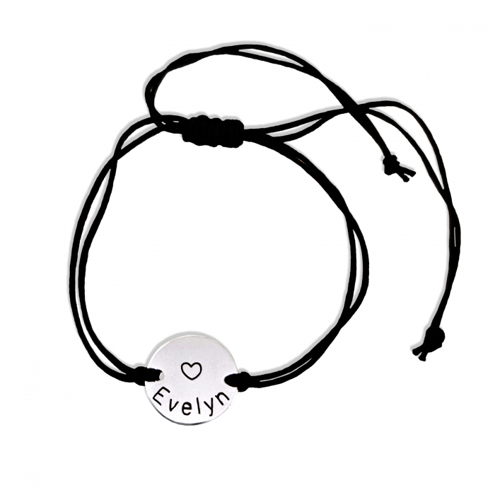 Bratara personalizata cu nume gravat pe banut placat cu platina, cu inchidere macrame ajustabila [3]