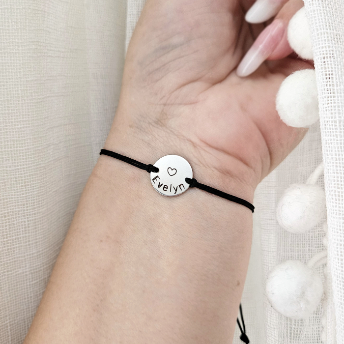 Bratara personalizata cu nume gravat pe banut placat cu platina, cu inchidere macrame ajustabila [4]