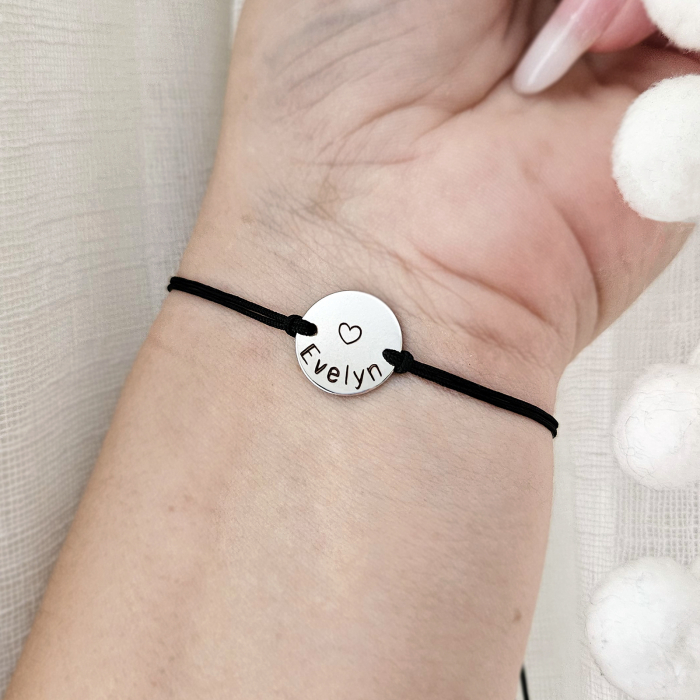 Bratara personalizata cu nume gravat pe banut placat cu platina, cu inchidere macrame ajustabila [2]