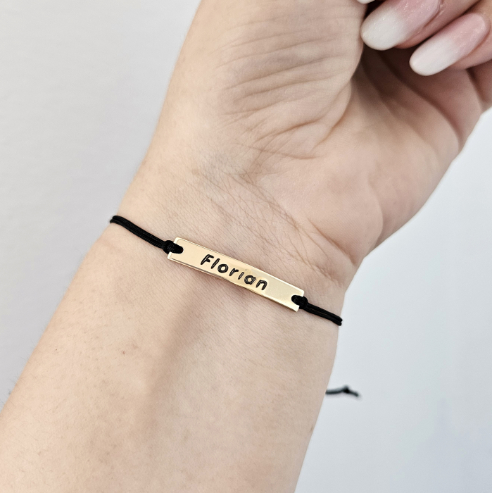 Bratara personalizata cu nume gravat pe placuta placata cu aur, cu snur special ajustabil [19]