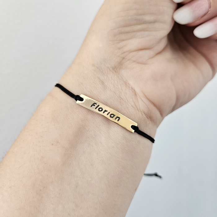 Bratara personalizata cu nume gravat pe placuta placata cu aur, cu snur special ajustabil [10]
