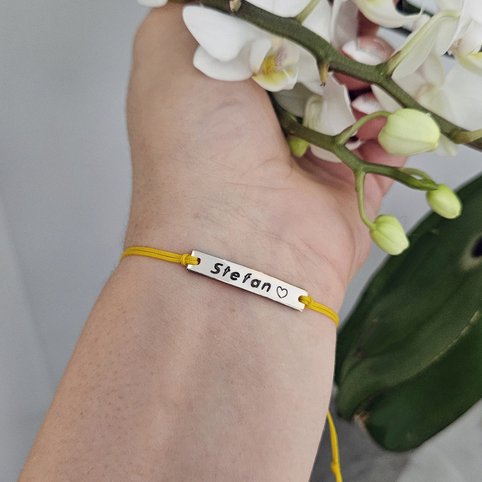 Bratara personalizata cu nume gravat pe placuta placata cu platina, cu snur ajustabil inchidere macrame [2]