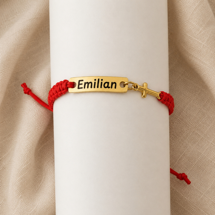 Brățară personalizată cu nume gravat și cruciuliță aurie pe șnur roșu [4]