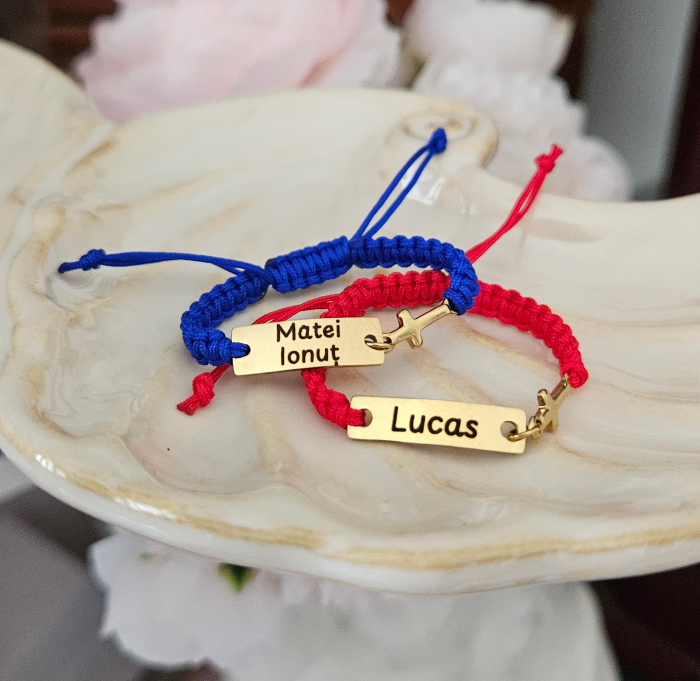 Brățară personalizată cu nume gravat și cruciuliță aurie pe șnur roșu [3]