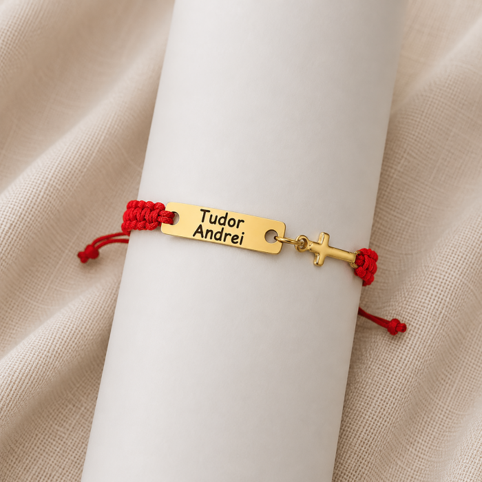 Brățară personalizată cu nume gravat și cruciuliță aurie pe șnur roșu [5]