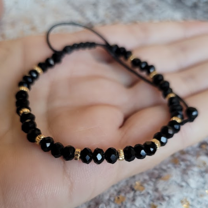 Bratara cu cristale negre si margele texturate placate cu aur de 18K [3]