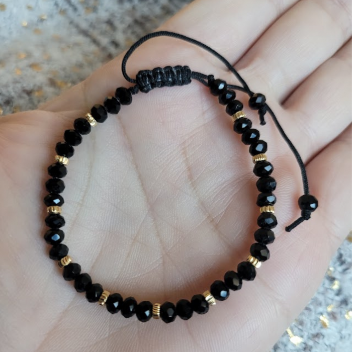 Bratara cu cristale negre si margele texturate placate cu aur de 18K [2]