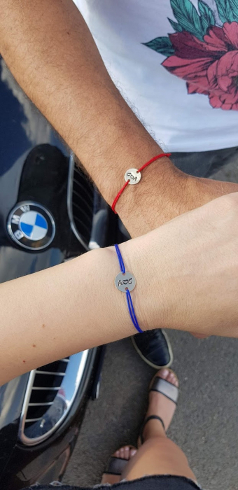 Bratari cuplu personalizate cu initiale si inimioara, gravate pe banut placat cu argint si snur ajustabil [11]
