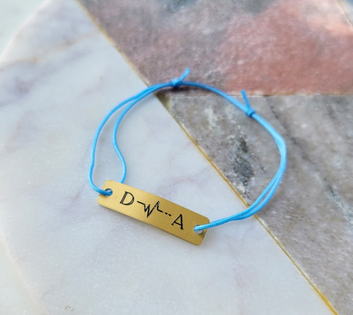 Bratari pentru cuplu personalizate cu initiale si cardiograma, gravate pe placuta de aluminiu auriu, cu snur ajustabil simplu [3]