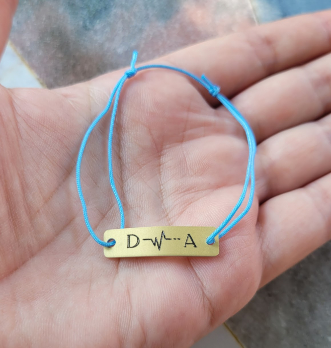 Bratari pentru cuplu personalizate cu initiale si cardiograma, gravate pe placuta de aluminiu auriu, cu snur ajustabil simplu [6]