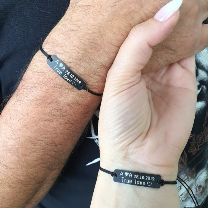 Bratari pentru cuplu, True Love, initiale si data relatiei, gravate pe placuta din aluminiu negru, cu snur ajustabil [2]