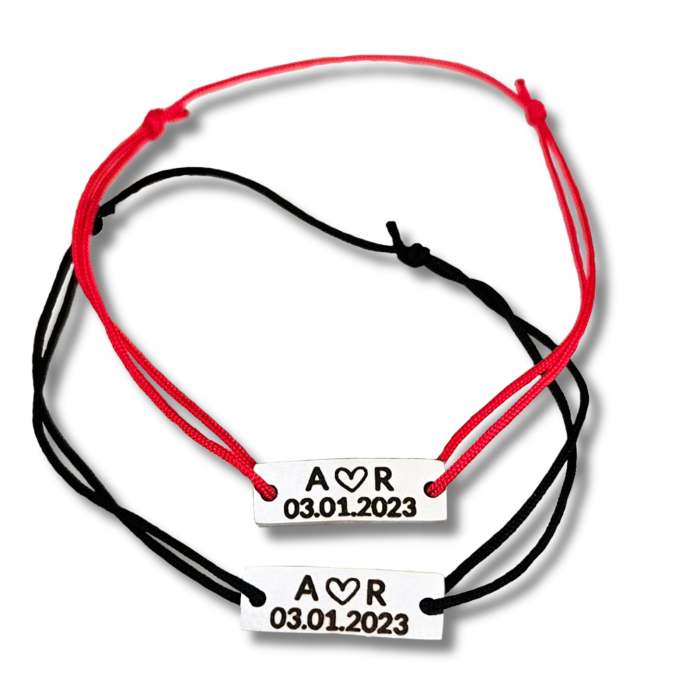 Set de 2 brățări pentru cuplu din inox waterproof, gravate cu inițiale, inimioară și dată. Șnur mătăsos ajustabil, ambalaj elegant și opțiune cadou. [2]