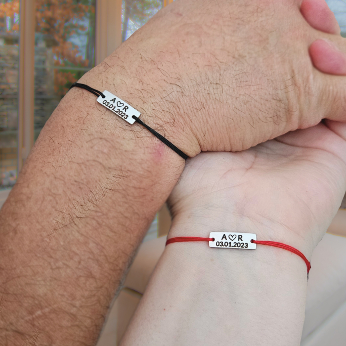 Set de 2 brățări pentru cuplu din inox waterproof, gravate cu inițiale, inimioară și dată. Șnur mătăsos ajustabil, ambalaj elegant și opțiune cadou. [1]