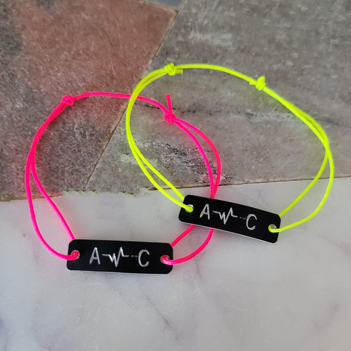 Bratari personalizate pentru cuplu cu placute negre gravate cu initiale si cardiograma, set de 2 [3]