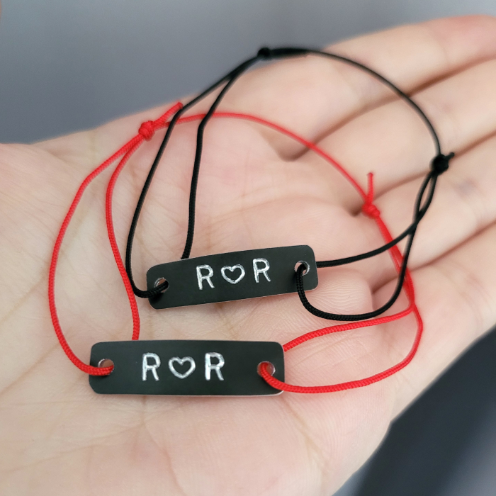 Bratari personalizate pentru cuplu, placute negre gravate cu initiale si inimioara, set de 2 [6]