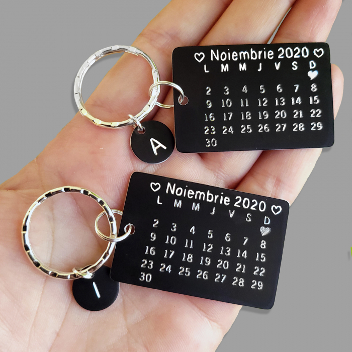 Breloc personalizat cu calendar, din aluminiu negru, cu banut cu initiala Save the Date [2]