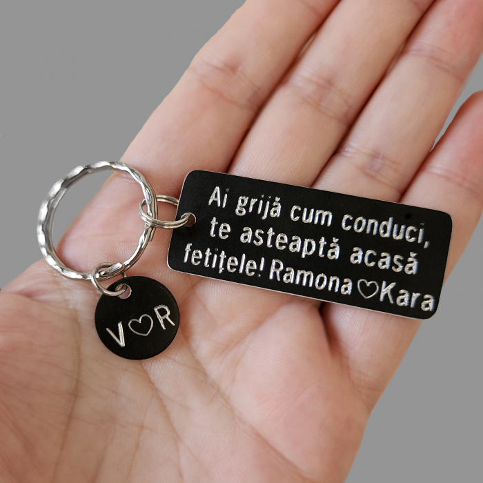 Breloc negru personalizat cu initiale si mesajul Ai grija cum conduci, am nevoie de tine [3]
