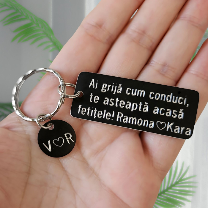 Breloc negru personalizat cu initiale si mesajul Ai grija cum conduci, am nevoie de tine [3]