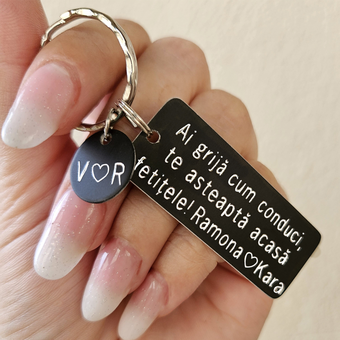 Breloc negru personalizat cu initiale si mesajul Ai grija cum conduci, am nevoie de tine [2]