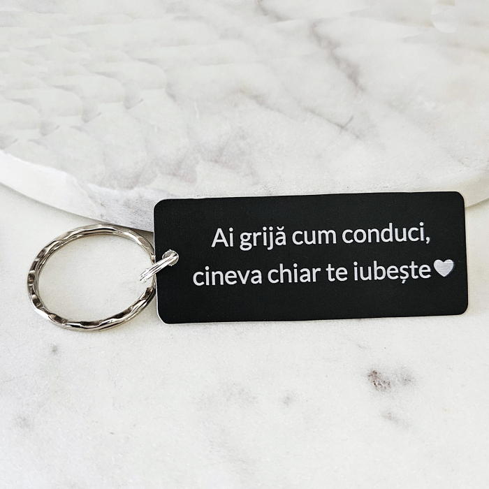 Breloc negru personalizat cu mesajul Ai grija cum conduci, am nevoie de tine [5]