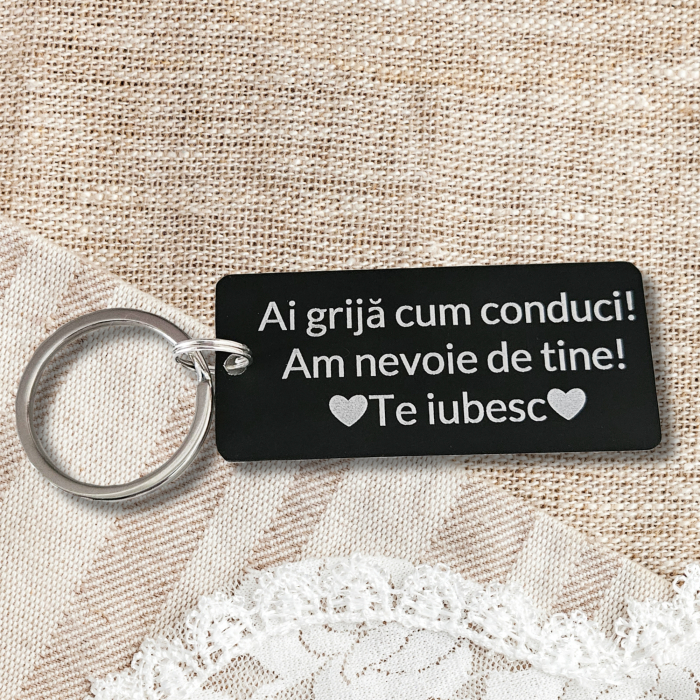 Breloc negru personalizat cu mesajul Ai grija cum conduci, am nevoie de tine [2]
