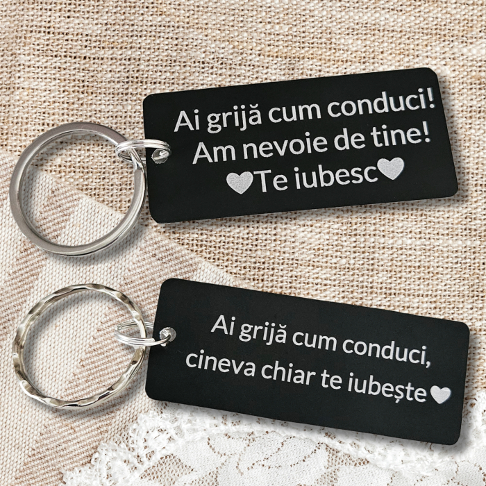 Breloc negru personalizat cu mesajul Ai grija cum conduci, am nevoie de tine [4]