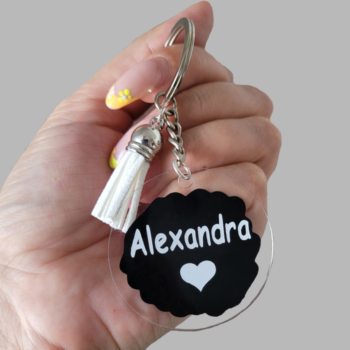 Breloc personalizat acrilic, cu nume inimiora si ciucuras alb, fundal negru [2]